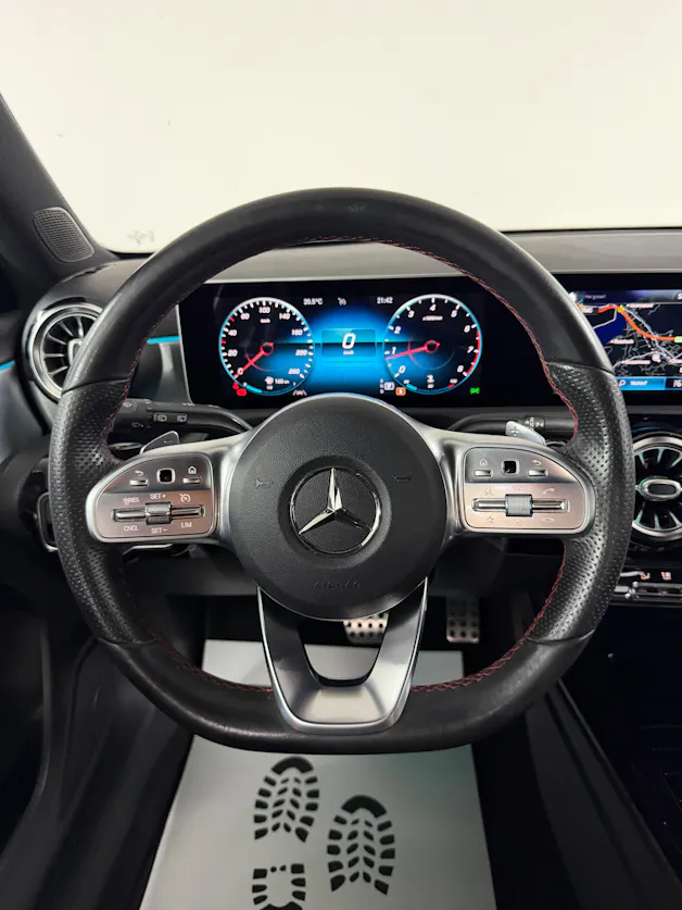 Mercedes-Benz A 200 AMG Line Cosmos Black Metallic 7G-DCT / RF-Kamera / Keyless Go / Leder / Ambientebeleuchtung / Premium-Paket /