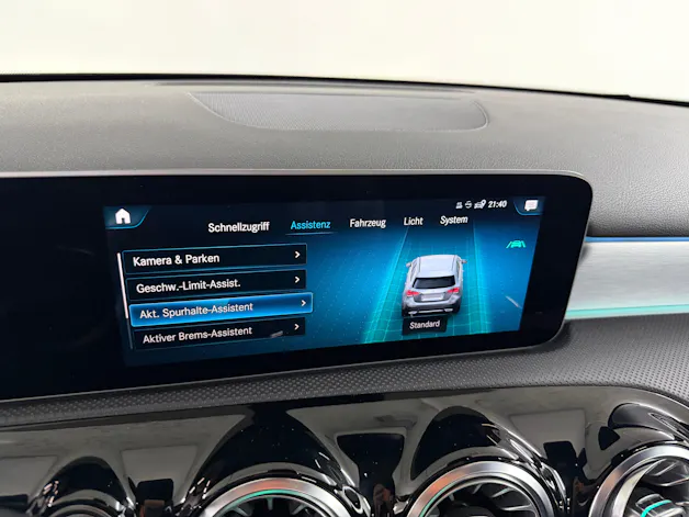 Mercedes-Benz A 200 AMG Line Cosmos Black Metallic 7G-DCT / RF-Kamera / Keyless Go / Leder / Ambientebeleuchtung / Premium-Paket /
