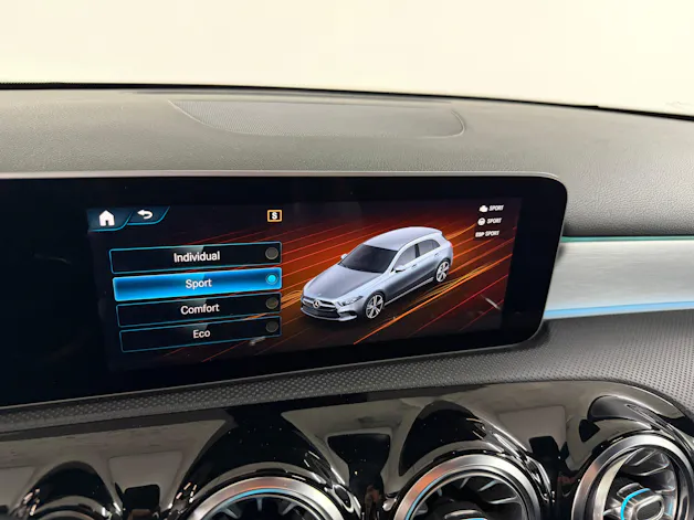 Mercedes-Benz A 200 AMG Line Cosmos Black Metallic 7G-DCT / RF-Kamera / Keyless Go / Leder / Ambientebeleuchtung / Premium-Paket /