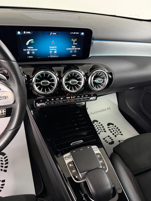 Mercedes-Benz A 200 AMG Line Cosmos Black Metallic 7G-DCT / RF-Kamera / Keyless Go / Leder / Ambientebeleuchtung / Premium-Paket /