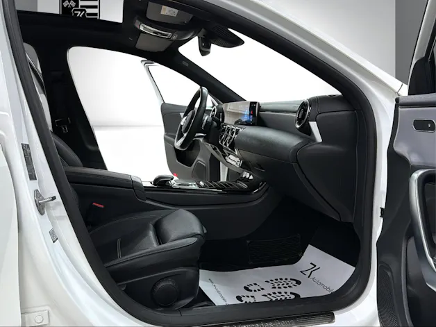 Mercedes-Benz A 180 AMG Line Polarweiss 7G-DCT / 360° Kamera / Panoramadach / Leder / Night Paket /