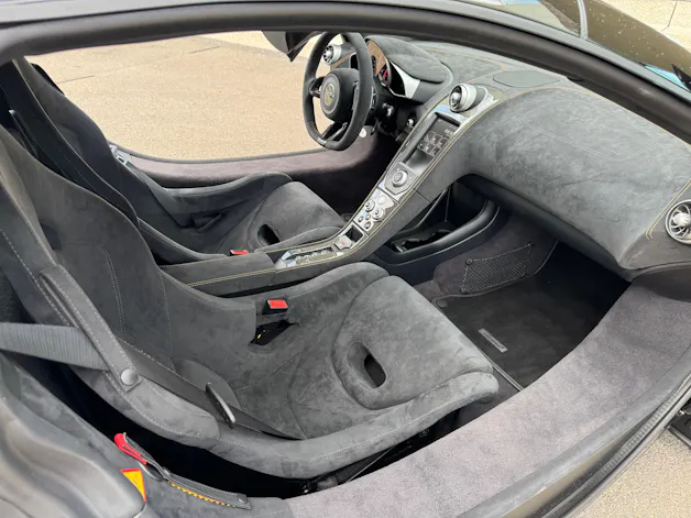 McLaren 650S Coupé 3.8 V8 Carbon Black SSG [ P1 Carbon Racing Seat ] [ Carbon Fibre Interior ] [ Alcantara Trim / Contrast Stitching ]