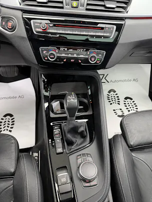 BMW X1 xDrive 25i 231PS PLATIN SILVER xLine Steptronic / Panoramadach / RF-Kamera / Leder / Komfortzugang / Head-Up-Display /