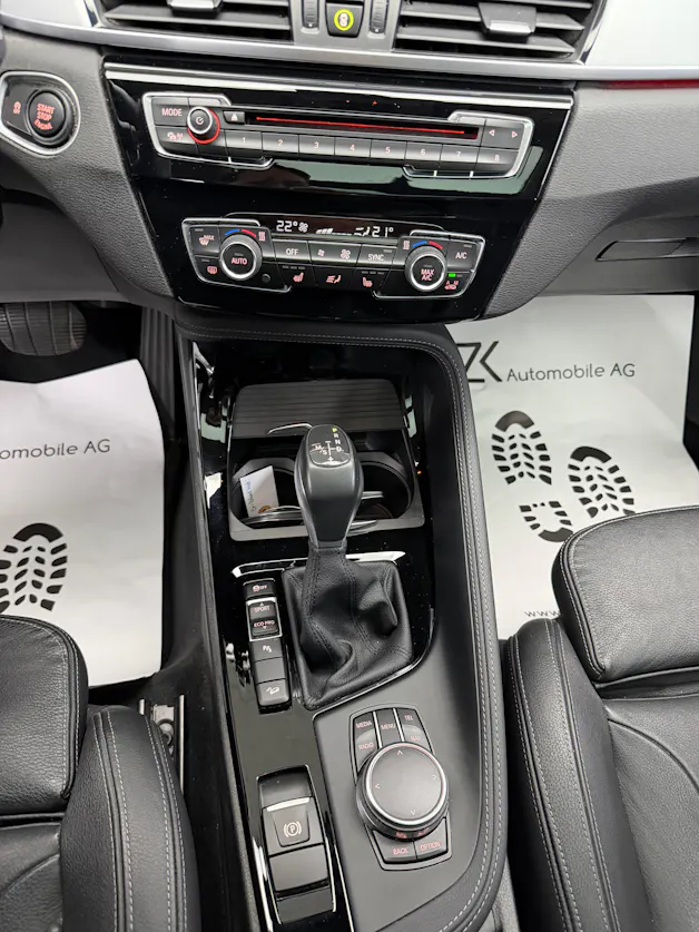 BMW X1 xDrive 25i 231PS PLATIN SILVER xLine Steptronic / Panoramadach / RF-Kamera / Leder / Komfortzugang / Head-Up-Display /
