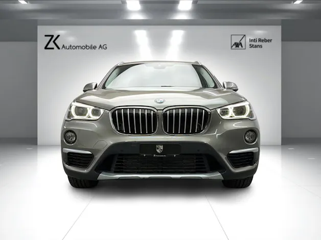 BMW X1 xDrive 25i 231PS PLATIN SILVER xLine Steptronic / Panoramadach / RF-Kamera / Leder / Komfortzugang / Head-Up-Display /