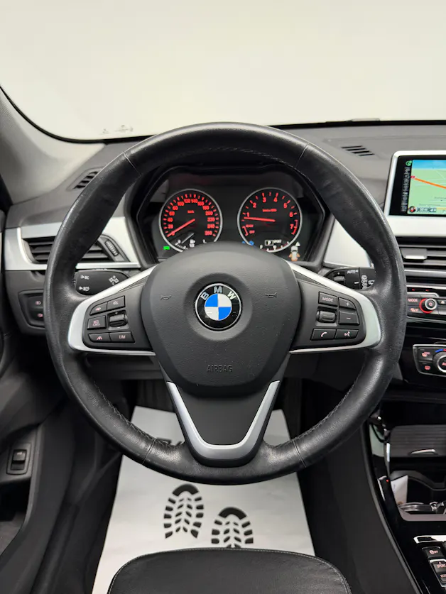 BMW X1 xDrive 25i 231PS PLATIN SILVER xLine Steptronic / Panoramadach / RF-Kamera / Leder / Komfortzugang / Head-Up-Display /