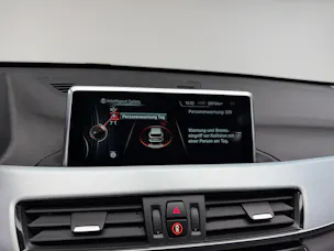BMW X1 xDrive 25i 231PS PLATIN SILVER xLine Steptronic / Panoramadach / RF-Kamera / Leder / Komfortzugang / Head-Up-Display /