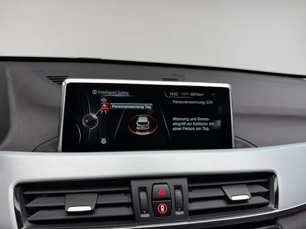 BMW X1 xDrive 25i 231PS PLATIN SILVER xLine Steptronic / Panoramadach / RF-Kamera / Leder / Komfortzugang / Head-Up-Display /