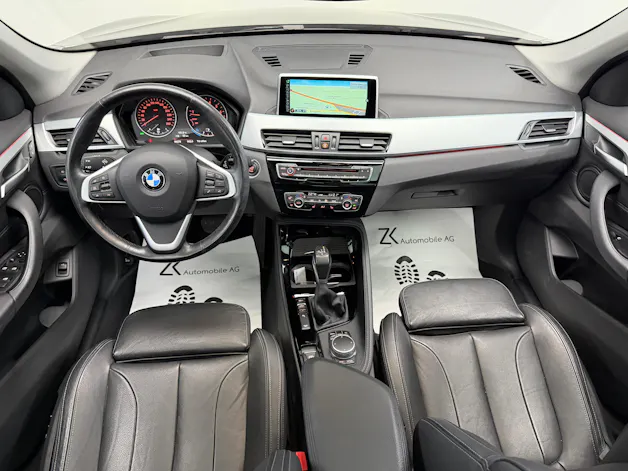 BMW X1 xDrive 25i 231PS PLATIN SILVER xLine Steptronic / Panoramadach / RF-Kamera / Leder / Komfortzugang / Head-Up-Display /