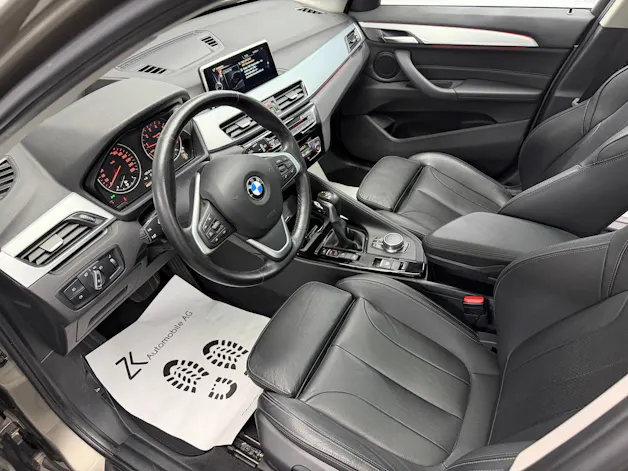 BMW X1 xDrive 25i 231PS PLATIN SILVER xLine Steptronic / Panoramadach / RF-Kamera / Leder / Komfortzugang / Head-Up-Display /