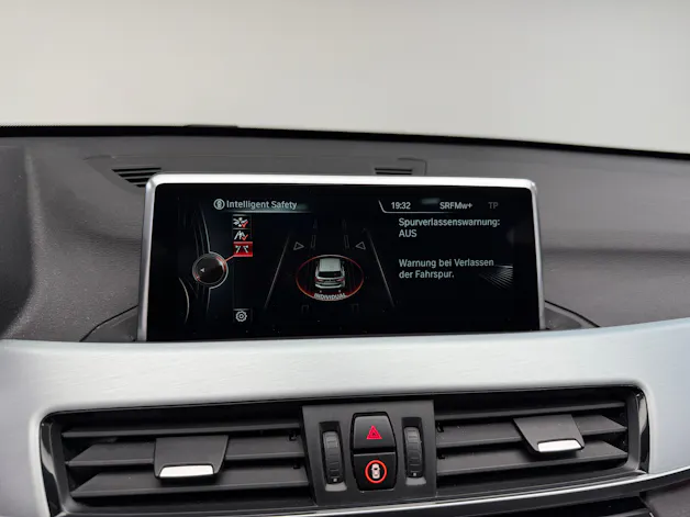 BMW X1 xDrive 25i 231PS PLATIN SILVER xLine Steptronic / Panoramadach / RF-Kamera / Leder / Komfortzugang / Head-Up-Display /