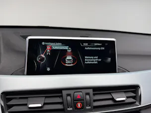 BMW X1 xDrive 25i 231PS PLATIN SILVER xLine Steptronic / Panoramadach / RF-Kamera / Leder / Komfortzugang / Head-Up-Display /