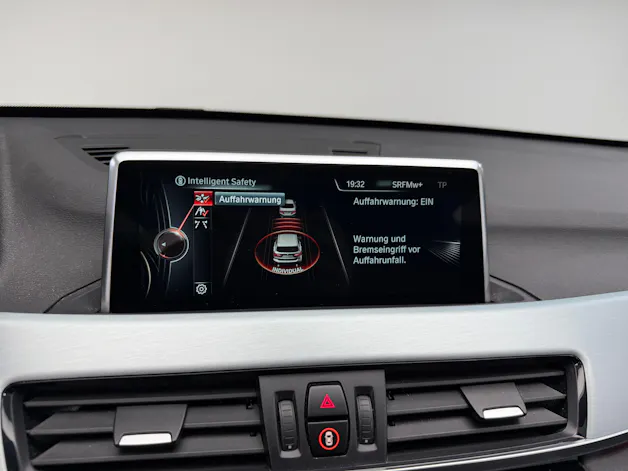 BMW X1 xDrive 25i 231PS PLATIN SILVER xLine Steptronic / Panoramadach / RF-Kamera / Leder / Komfortzugang / Head-Up-Display /