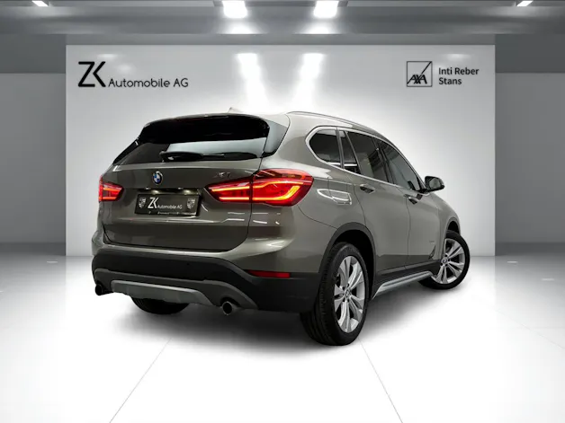 BMW X1 xDrive 25i 231PS PLATIN SILVER xLine Steptronic / Panoramadach / RF-Kamera / Leder / Komfortzugang / Head-Up-Display /