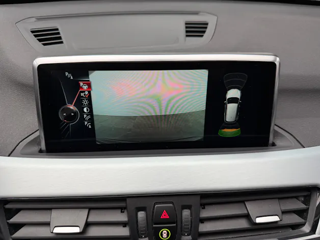 BMW X1 xDrive 25i 231PS PLATIN SILVER xLine Steptronic / Panoramadach / RF-Kamera / Leder / Komfortzugang / Head-Up-Display /