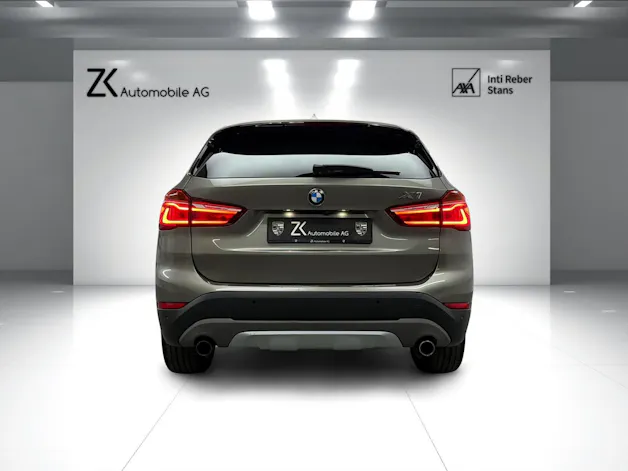 BMW X1 xDrive 25i 231PS PLATIN SILVER xLine Steptronic / Panoramadach / RF-Kamera / Leder / Komfortzugang / Head-Up-Display /
