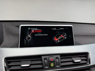 BMW X1 xDrive 25i 231PS PLATIN SILVER xLine Steptronic / Panoramadach / RF-Kamera / Leder / Komfortzugang / Head-Up-Display /