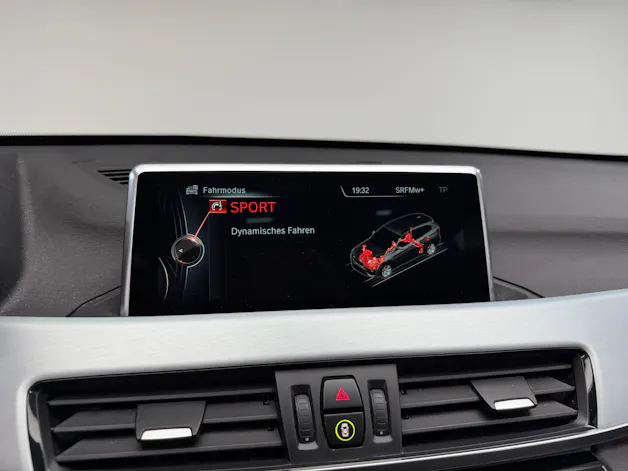 BMW X1 xDrive 25i 231PS PLATIN SILVER xLine Steptronic / Panoramadach / RF-Kamera / Leder / Komfortzugang / Head-Up-Display /