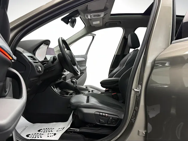 BMW X1 xDrive 25i 231PS PLATIN SILVER xLine Steptronic / Panoramadach / RF-Kamera / Leder / Komfortzugang / Head-Up-Display /
