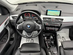 BMW X1 xDrive 25i 231PS PLATIN SILVER xLine Steptronic / Panoramadach / RF-Kamera / Leder / Komfortzugang / Head-Up-Display /