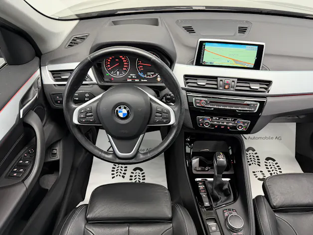 BMW X1 xDrive 25i 231PS PLATIN SILVER xLine Steptronic / Panoramadach / RF-Kamera / Leder / Komfortzugang / Head-Up-Display /