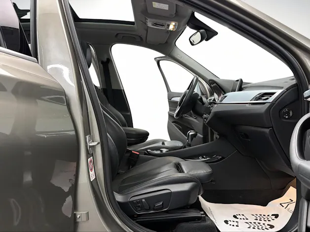BMW X1 xDrive 25i 231PS PLATIN SILVER xLine Steptronic / Panoramadach / RF-Kamera / Leder / Komfortzugang / Head-Up-Display /