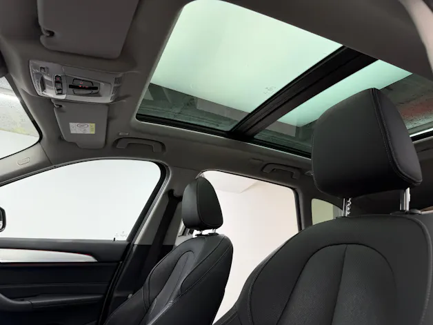 BMW X1 xDrive 25i 231PS PLATIN SILVER xLine Steptronic / Panoramadach / RF-Kamera / Leder / Komfortzugang / Head-Up-Display /