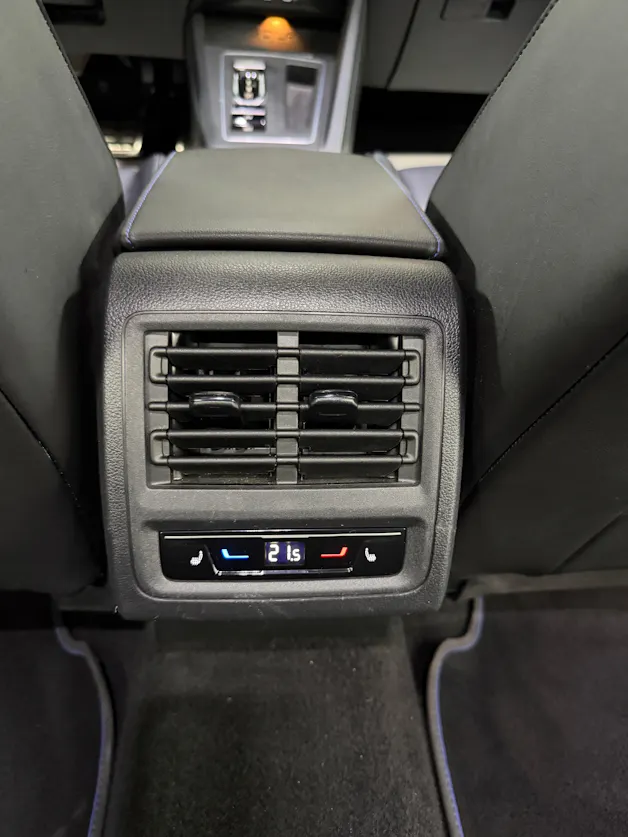 VW Golf Variant 2.0 TSI R-Performance 320PS LAPIZ BLUE DSG 4Motion / RF-Kamera / Leder / Head-Up Display / Keyless / H&K Sound /