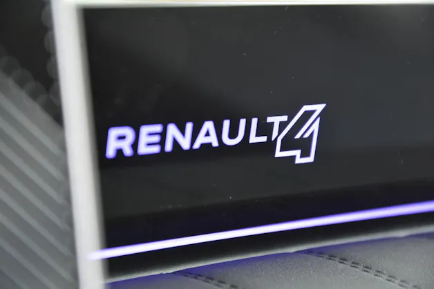 Renault R4 E-Tech Comfort Range iconic