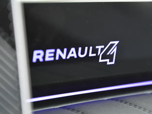 Renault R4 E-Tech Comfort Range iconic