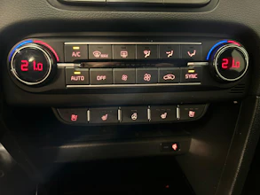 https://vehicle.imgix.net/4398222/70c2a4b2-e2b0-4f5d-9c2e-653a65621fc8.jpg