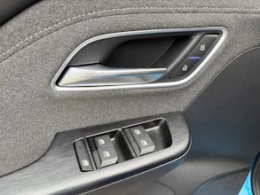 https://vehicle.imgix.net/4398806/36302aaa-d395-47af-94df-59d499c21945.jpg