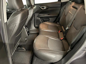 https://vehicle.imgix.net/4398845/2f0cae3f-06a7-4bf2-a8b2-e20aafe377a6.jpg