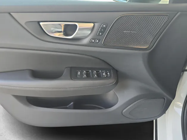 Volvo V60 2.0 B4 Plus Dark / Jetzt mit attraktivem 1.99% Leasing