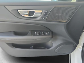 Fahrzeugbild VOLVO V60 2.0 B4 Plus Dark