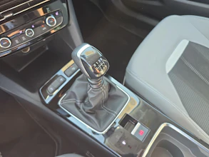 https://vehicle.imgix.net/4398939/35c65309-e637-49e7-8df0-ecfb2676f4c2.jpg