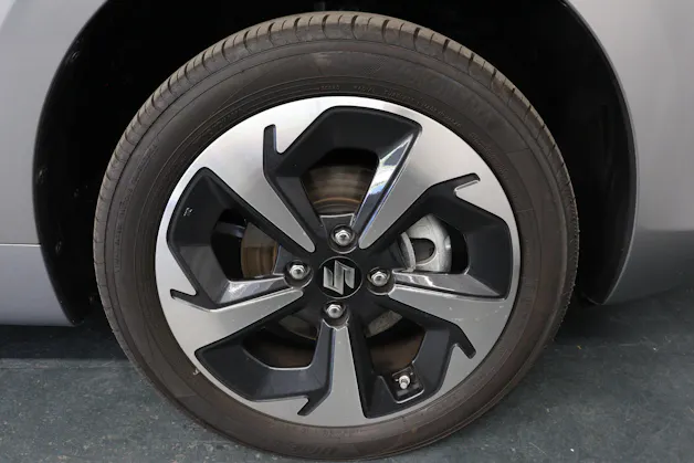 Suzuki Swift 1.2 Sakura Top Hybrid 4x4