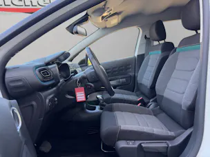 Citroën C3 1.2 PureTech Shine Automat / Rückfahrkamera / Einparkhilfe vorne + hinten / Totwinkel-Assistent / inkl. Winterräder