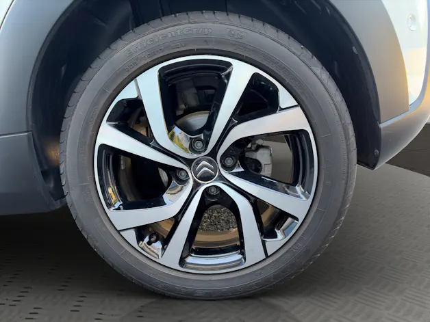 Citroën C3 1.2 PureTech Shine Automat / Rückfahrkamera / Einparkhilfe vorne + hinten / Totwinkel-Assistent / inkl. Winterräder