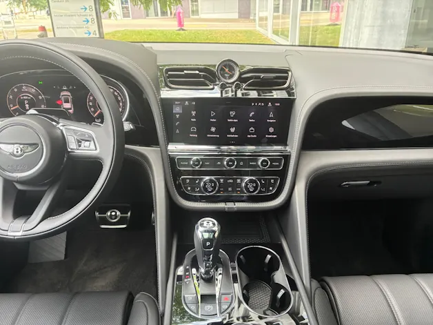 Bentley Bentayga Speed V8 650 PS MY 2027/ 1.9% Leasing möglich.