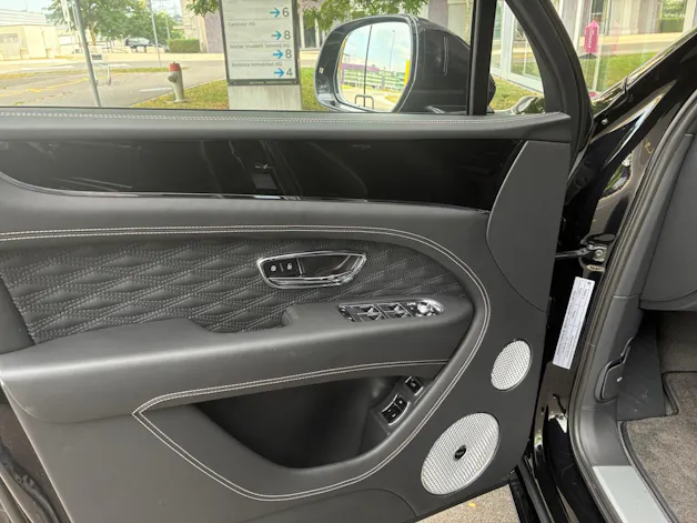Bentley Bentayga Speed V8 650 PS MY 2027/ 1.9% Leasing möglich.