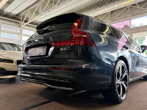 Volvo V60 B4 Benzin Mild Hybrid Ultra Dark DCT | Sitzklima | B&W Sound | Massage | 360 Kamera | Panorama |