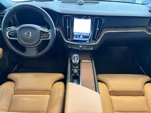 Volvo V60 B4 Benzin Mild Hybrid Ultra Dark DCT | Sitzklima | B&W Sound | Massage | 360 Kamera | Panorama |