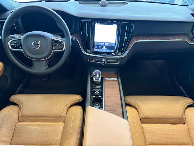 Volvo V60 B4 Benzin Mild Hybrid Ultra Dark DCT | Sitzklima | B&W Sound | Massage | 360 Kamera | Panorama |