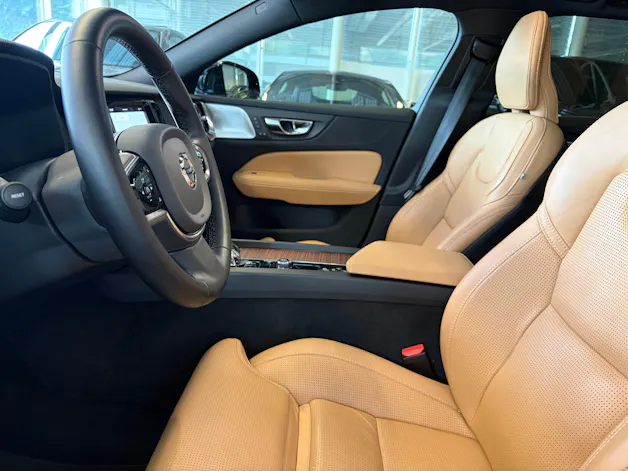 Volvo V60 B4 Benzin Mild Hybrid Ultra Dark DCT | Sitzklima | B&W Sound | Massage | 360 Kamera | Panorama |