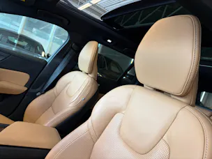 Volvo V60 B4 Benzin Mild Hybrid Ultra Dark DCT | Sitzklima | B&W Sound | Massage | 360 Kamera | Panorama |