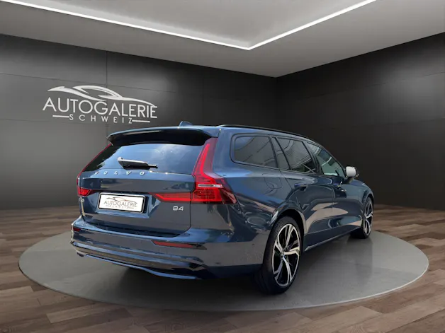 Volvo V60 B4 Benzin Mild Hybrid Ultra Dark DCT | Sitzklima | B&W Sound | Massage | 360 Kamera | Panorama |