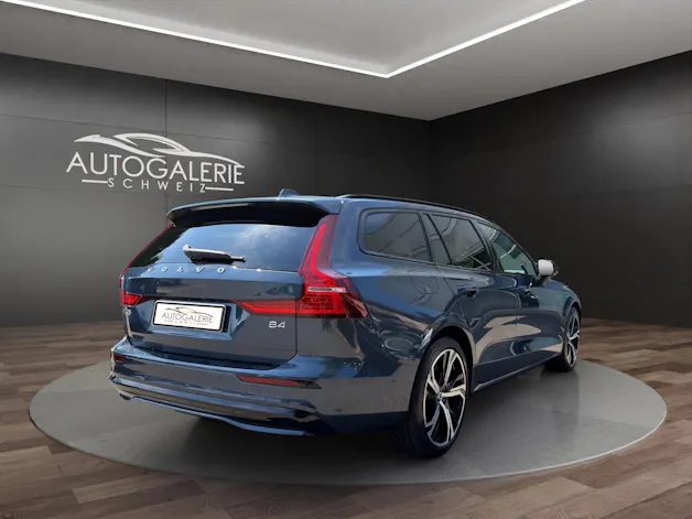 Volvo V60 B4 Benzin Mild Hybrid Ultra Dark DCT | Sitzklima | B&W Sound | Massage | 360 Kamera | Panorama |
