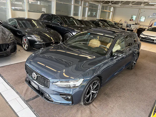 Volvo V60 B4 Benzin Mild Hybrid Ultra Dark DCT | Sitzklima | B&W Sound | Massage | 360 Kamera | Panorama |