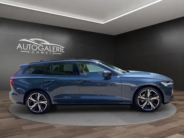 Volvo V60 B4 Benzin Mild Hybrid Ultra Dark DCT | Sitzklima | B&W Sound | Massage | 360 Kamera | Panorama |